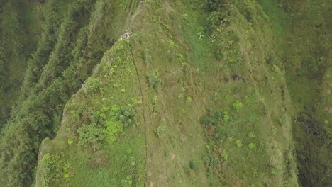 Aerial-flight:-Steep-green-Haiku-Stairs-on-Oahu-to-first-resting-stop