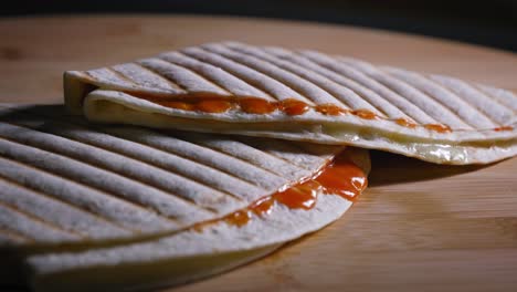 Tortillas-De-Dos-Cuartos-Con-Salsa-De-Naranja-Colocadas-Una-Encima-De-La-Otra-Sobre-Una-Mesa-De-Madera