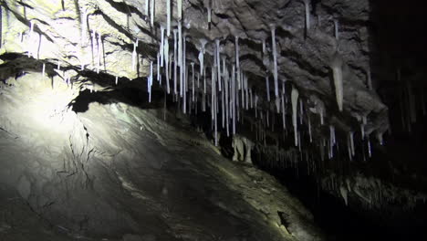 Formaciones-De-Cuevas,-Pajitas-De-Refresco,-Piedra-Variable,-Cintas-Y-Columnas-En-La-Oscuridad