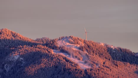 Nahaufnahme-Der-Grouse-Mountain-Skipiste-Und-Windkraftanlage-Zur-Goldenen-Stunde