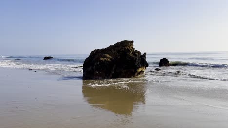 Blick-Auf-Das-Meer-Mit-Wellen,-Die-An-Einem-Sonnigen-Nachmittag-An-Einem-Sandstrand-In-Malibu,-Kalifornien,-Rollen