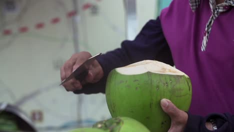 Kokosnuss-Aufgeschnitten-Und-Bereit,-Als-Getränk-Serviert-Zu-Werden