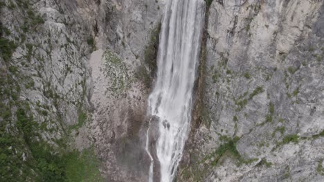 Video-Einer-Anschaulichen-Aufsteigenden-Kranflugzeugdrohne-Vor-Dem-Boka-wasserfall-In-Slowenien