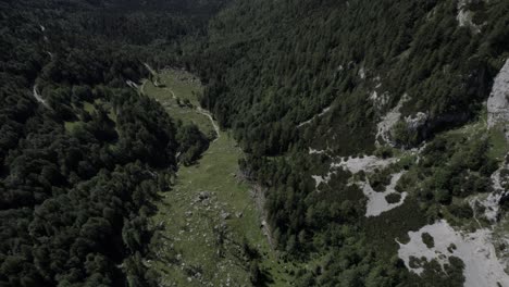Video-De-Un-Dron-Con-Un-Plano-Descriptivo-Con-Retroceso-Sobre-El-Paso-Vrsc-En-Eslovenia-Con-Montañas-En-El-Horizonte