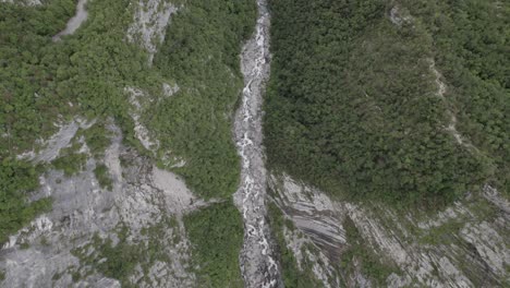 Drohnenvideo-Des-Zenitalflugzeugs-Des-Boka-Wasserfallflusses-In-Slowenien