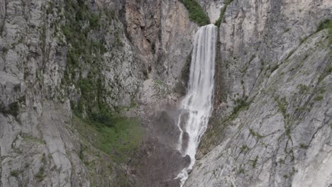 Video-De-Un-Dron-De-Plano-Frontal-Avanzando-Frente-A-La-Cascada-De-Boka-En-Eslovenia