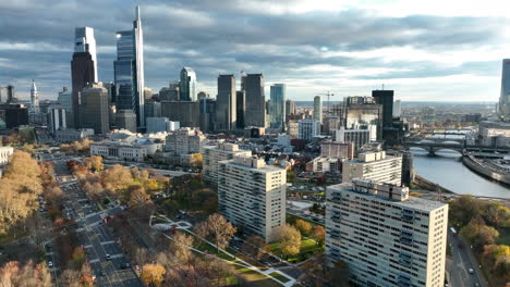 Luftaufnahme-Von-Ben-Franklin-Parkway,-Rathaus,-Philly-Skyline-Mit-Dramatischen-Herbstfarben