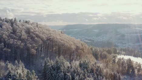 Winterschwenk-Mit-Schneebedeckten-Hügeln-In-4k-Unter-Der-Strahlenden-Sonne