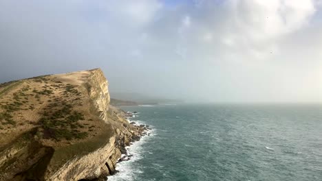 Schöne-Aufnahme-Einer-Klippe-Und-Des-Ozeans-An-Der-Jurassic-Coast,-England