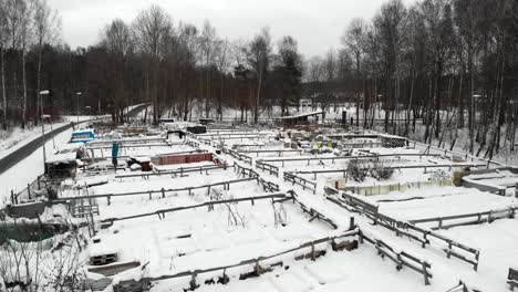 Community-Farming-Area-Mit-Schnee-Bedeckt,-Schweden,-Antenne