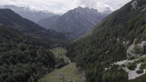 Video-De-Drones-Con-Toma-Frontal-Descriptiva-Sobre-El-Paso-Vrsc-En-Eslovenia-Con-Montañas-En-El-Horizonte