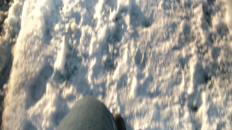 Hombre-Caminando-En-La-Nieve-Pov