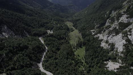 Video-De-Drones-Con-Toma-Frontal-Descriptiva-Sobre-El-Paso-Vrsc-En-Eslovenia-Con-Montañas-En-El-Horizonte
