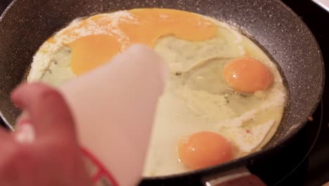 Agregando-Leche-Para-Cocinar-Los-Huevos-En-La-Sartén