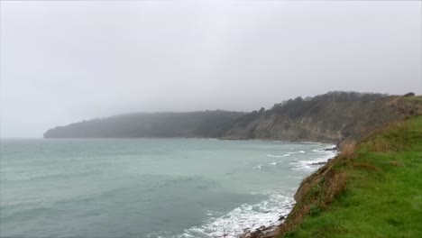 Sturm-Trifft-Die-Küste-Von-Dorset,-Und-Das-Meer-Trifft-Auf-Die-Klippe,-England