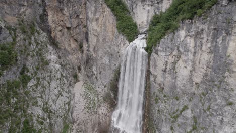 Video-Einer-Früheren-Aufschlussreichen-Flachen-Drohne,-Die-Frontal-Auf-Den-Boka-Wasserfall-In-Slowenien-Zusteuert