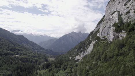 Drohnenvideo-Mit-Anschaulicher-Frontalaufnahme-über-Den-Vrsc-Pass-In-Slowenien-Mit-Bergen-Am-Horizont