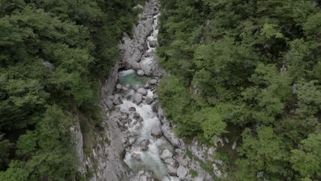 Video-De-Una-Vista-Plana-De-Drones-De-Un-Pájaro-Ascendiendo-Sobre-El-Río-De-La-Cascada-Boka-De-Aguas-Cristalinas-Y-Turquesas-En-Eslovenia