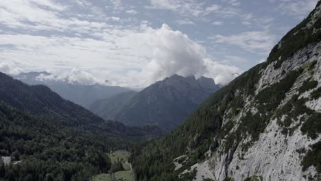 Drohnenvideo-Mit-Diagonalebene-über-Dem-Vrsc-Pass-In-Slowenien-Mit-Bergen-Am-Horizont