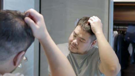 Pov-An-Einen-Jungen-Asiatischen-Mann-Besorgt-über-Die-Haare-Auf-Seinem-Kopf-Vom-Spiegel,-Kahle-Stellen,-Die-Unter-Haarausfall-Leiden