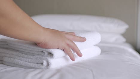 Der-Housekeeping-Service-Des-Hotels-Bringt-Handtücher-Ins-Schlafzimmer