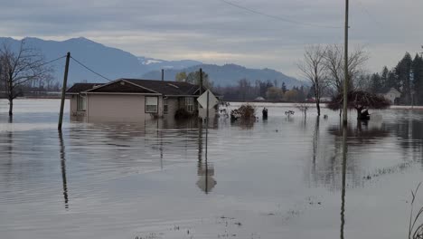Acercamiento-Y-Vista-Frontal-De-La-Casa-Bajo-El-Agua-De-Una-Inundación