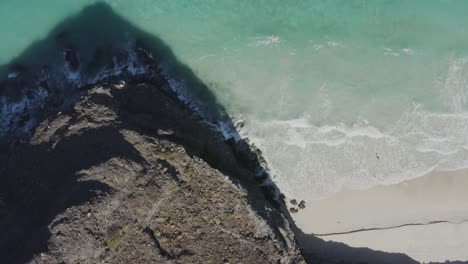 Von-Oben-Nach-Unten-Aus-Der-Vogelperspektive-Der-Drohne-Auf-Den-Strand-Von-Tecolote,-Mexiko