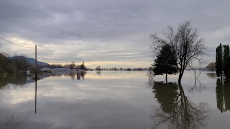 Blick-Von-Einem-Boot-Auf-Die-Folgen-Der-Überschwemmungen-In-Abbotsford,-Britisch-Kolumbien,-Kanada