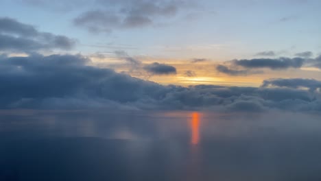 Luftaufnahme-Eines-Sonnenuntergangs-über-Dem-Mittelmeer-Mit-Einem-Wunderschönen-Roten-Sonnenstrahl-über-Dem-Meer