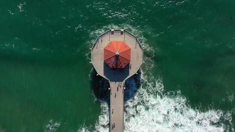 Top-View-Of-Roundhouse-Aquarium-In-Manhattan-Beach-Pier-In-California,-USA