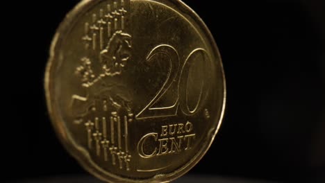 Nahaufnahme-Einer-20-Euro-Cent-Münze-Mit-Schwarzem-Hintergrund,-Die-Sich-Dreht