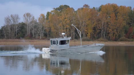Fischerboot-Am-Fluss-Im-Herbst