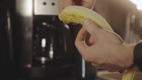 Handschälen-Reife-Banane-In-Der-Küche-Für-Smoothie