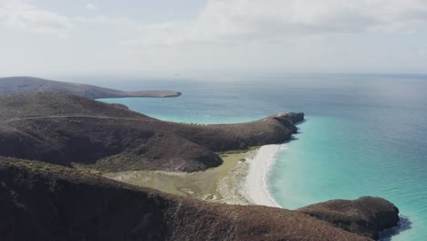 Drohne-Zieht-Sich-über-Playa-Escondida,-Baja,-Mexiko-Zurück