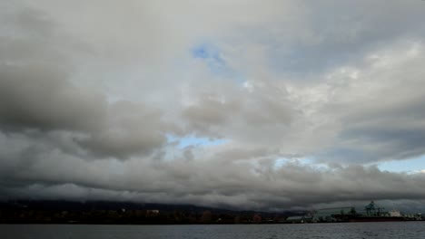 Nubes-De-Lapso-De-Tiempo-Moviéndose-Sobre-El-Lago-Y-Las-Montañas-Vancouver-Stanley-Park