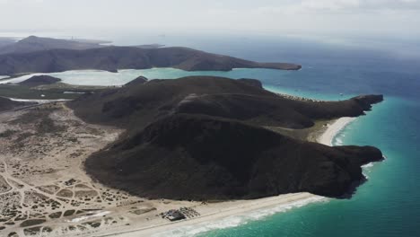 Drone-Gira-Alto-Sobre-Playa-Balandra,-Baja,-México