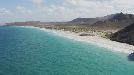 Drone-flies-over-the-coast-of-Tecolote-Beach,-Baja-Mexico