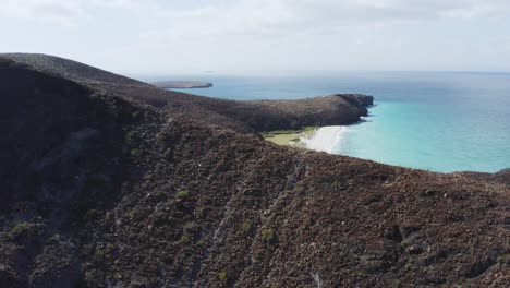 Drone-Se-Eleva-Para-Revelar-Playa-Escondida-En-Baja,-México