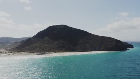 Drone-Se-Retira-De-La-Playa-Tecolote,-Baja,-México