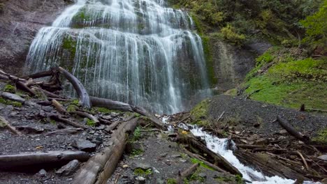 Schwenken-Sie-Vom-Bach-Zu-Einem-Wunderschönen-Wasserfall-Tief-Im-Wald