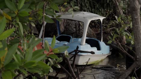 Ein-Freizeit-Tretboot,-Das-Am-Ufer-Des-Chanthaburi-Flusses,-Thailand,-Festgemacht-Ist