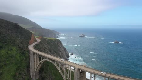 Fahrzeuge-Fahren-An-Der-Bixby-Creek-Bridge-Mit-Blick-Auf-Das-Meer-In-Big-Sur,-Monterey,-Kalifornien
