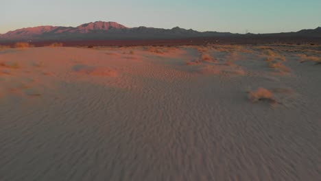 Nahaufnahme-Drohnenflug-über-äolische-Sandablagerungen-In-Den-Kelso-Dünen,-Mojave-National-Reserve,-Kalifornien