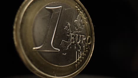 Nahaufnahme-Einer-1-Euro-Münze-Mit-Schwarzem-Hintergrund,-Die-Sich-Dreht