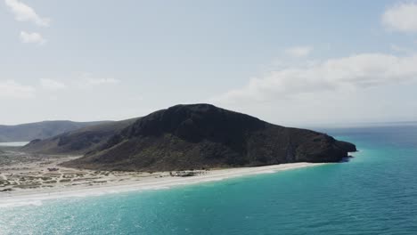 Drone-flies-towards-the-peaks-of-Tecolote-Beach-Baja,-Mexico