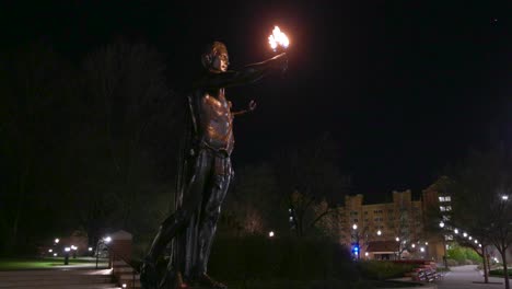 Estatua-Del-Portador-De-La-Antorcha-En-La-Noche-En-El-Campus-De-La-Universidad-De-Tennessee-En-Knoxville
