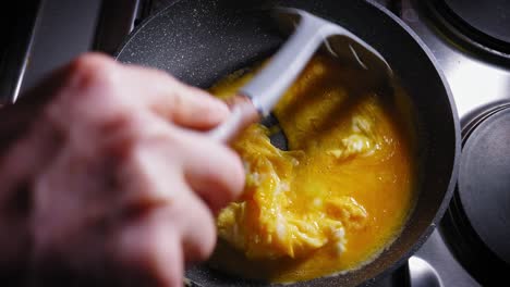 Cocinar-Huevos-Revueltos-Frescos-En-Una-Sartén-Para-Plato-De-Tortilla