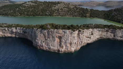 Erstaunliche-Klippen-Gegen-Türkisfarbene-Bucht,-Inseln-Des-Nationalparks-Kornati,-Kroatien