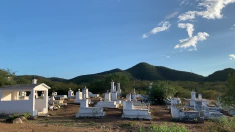 Rows-of-graves-in-the-cemetery-of-Triunfo,-Baja,-Mexico