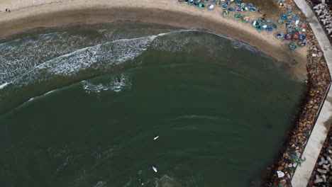 Surf-En-La-Playa-Sealinks,-Vietnam
